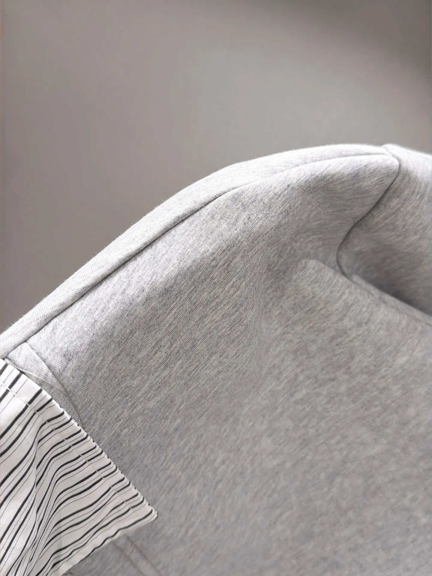 Mengkou's exclusive first release of the 2026 autumn and winter New Arrival sweatshirt long-sleeved men and women. Same Style. Many stars have the same style. Craftsmanship that cannot be copied by ordinary small workshops. We are not afraid of any challenges in terms of materials, detail restoration and craftsmanship, just to provide you with wonderful products. Compare the top Original versions at will. No expense is spared just to make it better. Unique imported fabric feel. Purely imported German machine production. Precision operation. Thousands of needles density. A full set of New Arrival accessories with three standards can be customized simultaneously. Versatile upper body is fashionable, a perfect choice for autumn and winter, and a must-have item. Sizes: S-4XL (please state your height and weight when placing an order)